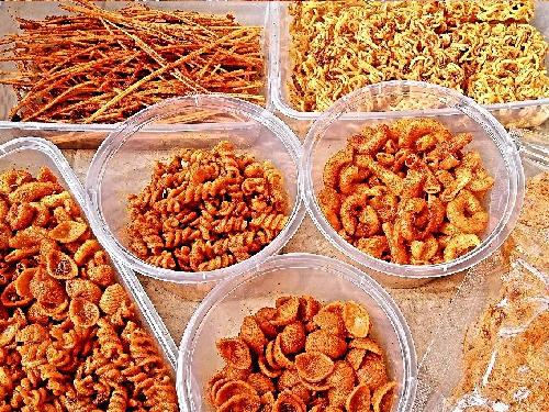 Camilan Pedas Kemasan Ekonomis