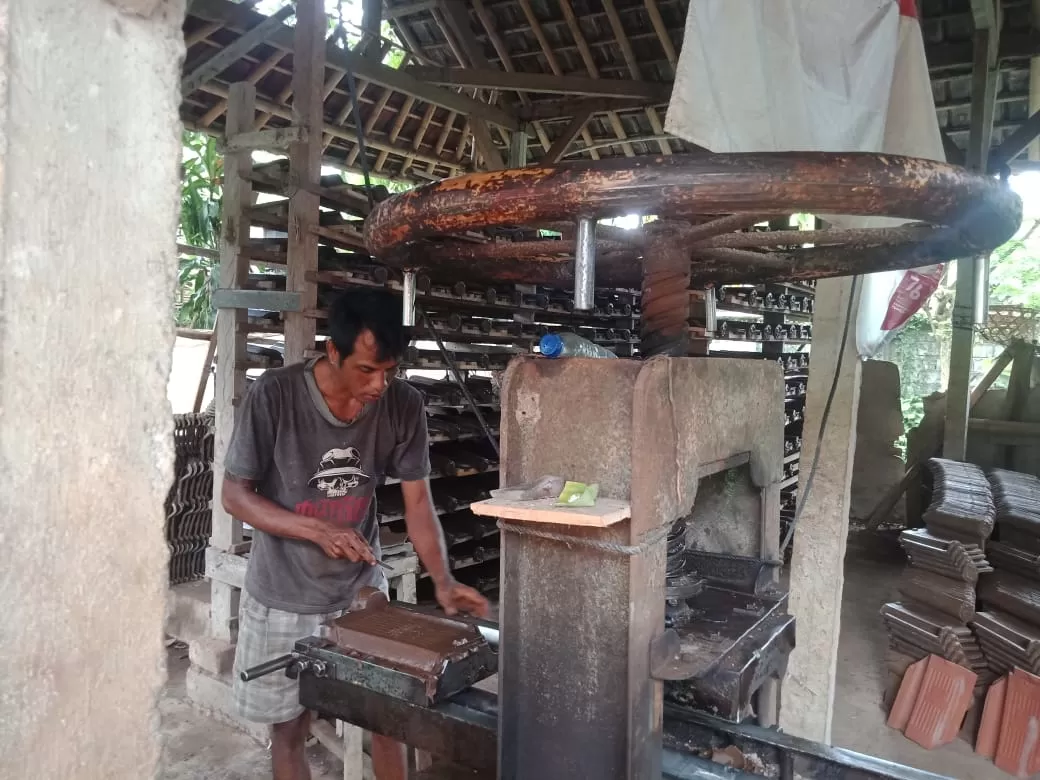 bagaimana proses mencetak genteng