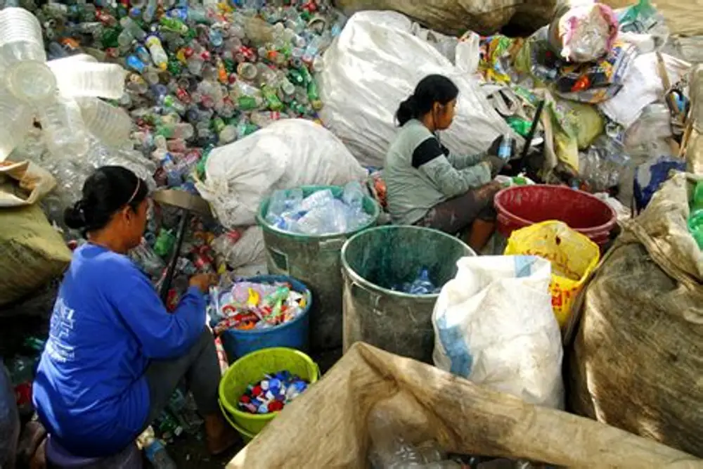 persiapan sampah plastik sebelum dicacah